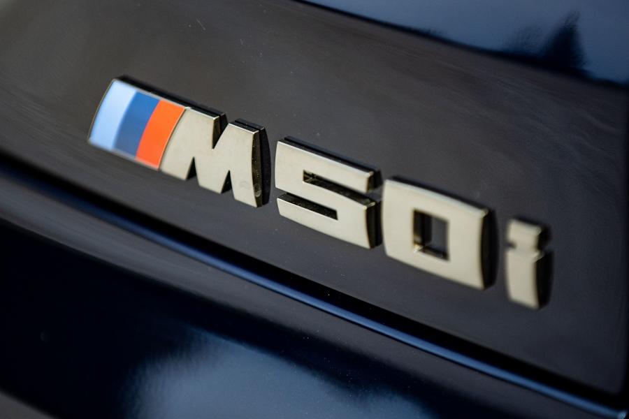 Логотип BMW X5 M50i (G05) 2019 года  (NA) (фото 3 из 40)
